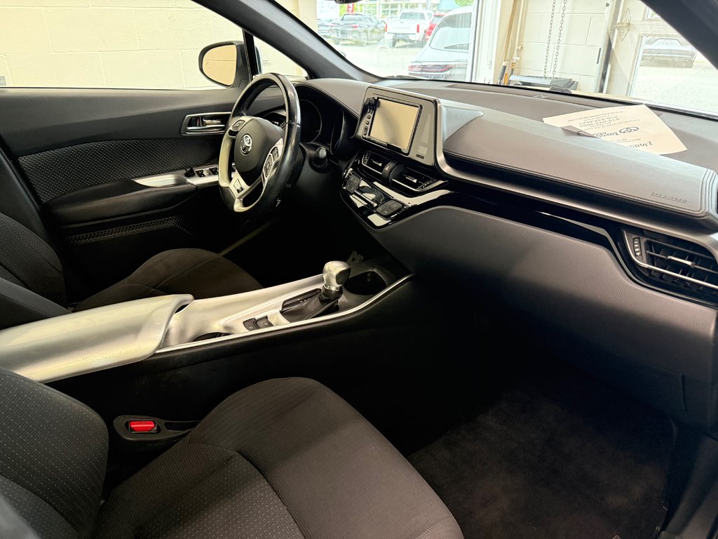 2018 Toyota C-HR XLE in Magog, Quebec - 7 - w1024h768px