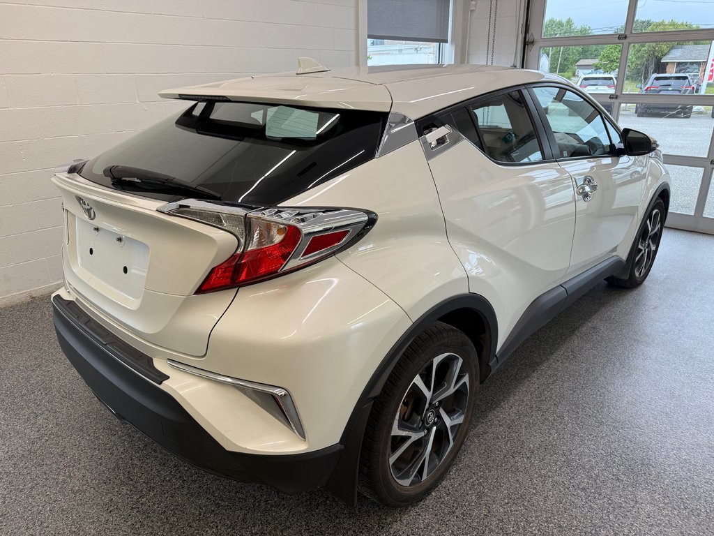 2018 Toyota C-HR XLE in Magog, Quebec - 2 - w1024h768px