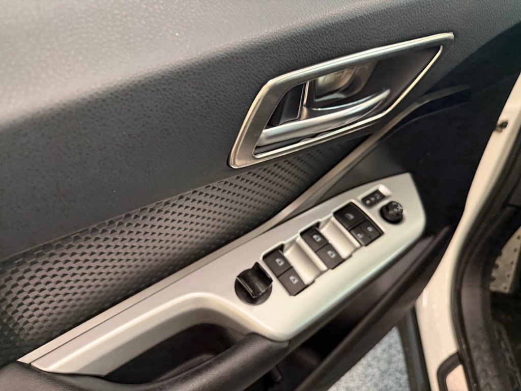 2018 Toyota C-HR XLE in Magog, Quebec - 12 - w1024h768px