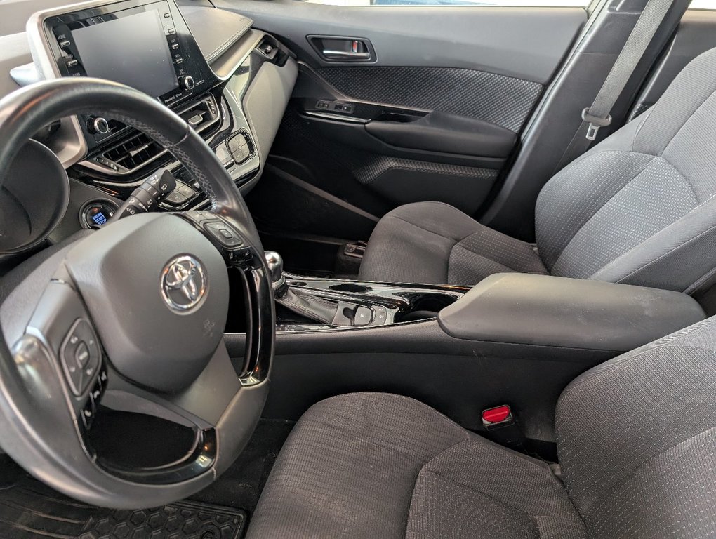 2019 Toyota C-HR XLE PREMIUM in Magog, Quebec - 12 - w1024h768px