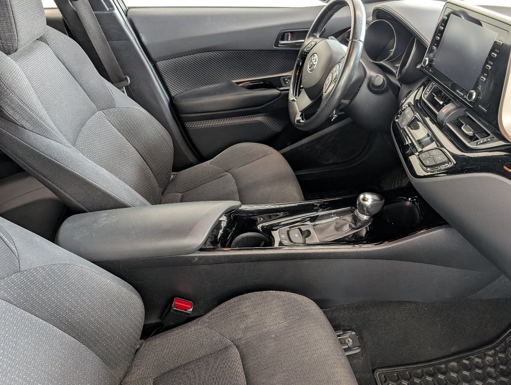 2019 Toyota C-HR XLE PREMIUM in Magog, Quebec - 9 - w1024h768px