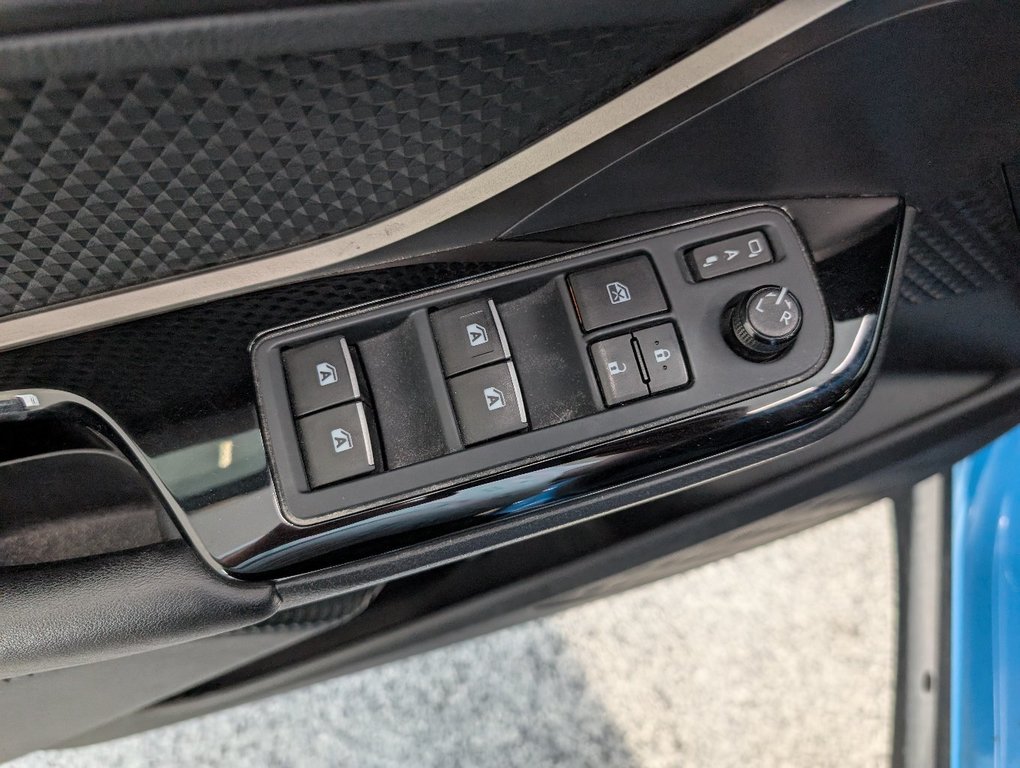 2019 Toyota C-HR XLE PREMIUM in Magog, Quebec - 14 - w1024h768px