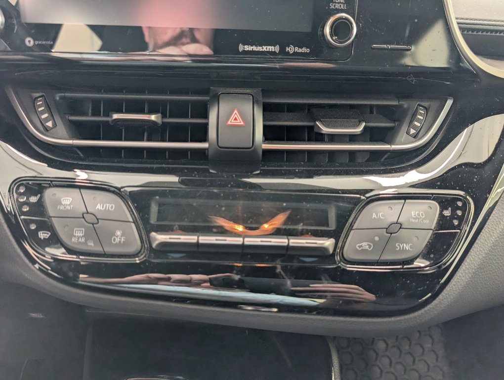 2019 Toyota C-HR XLE PREMIUM in Magog, Quebec - 17 - w1024h768px