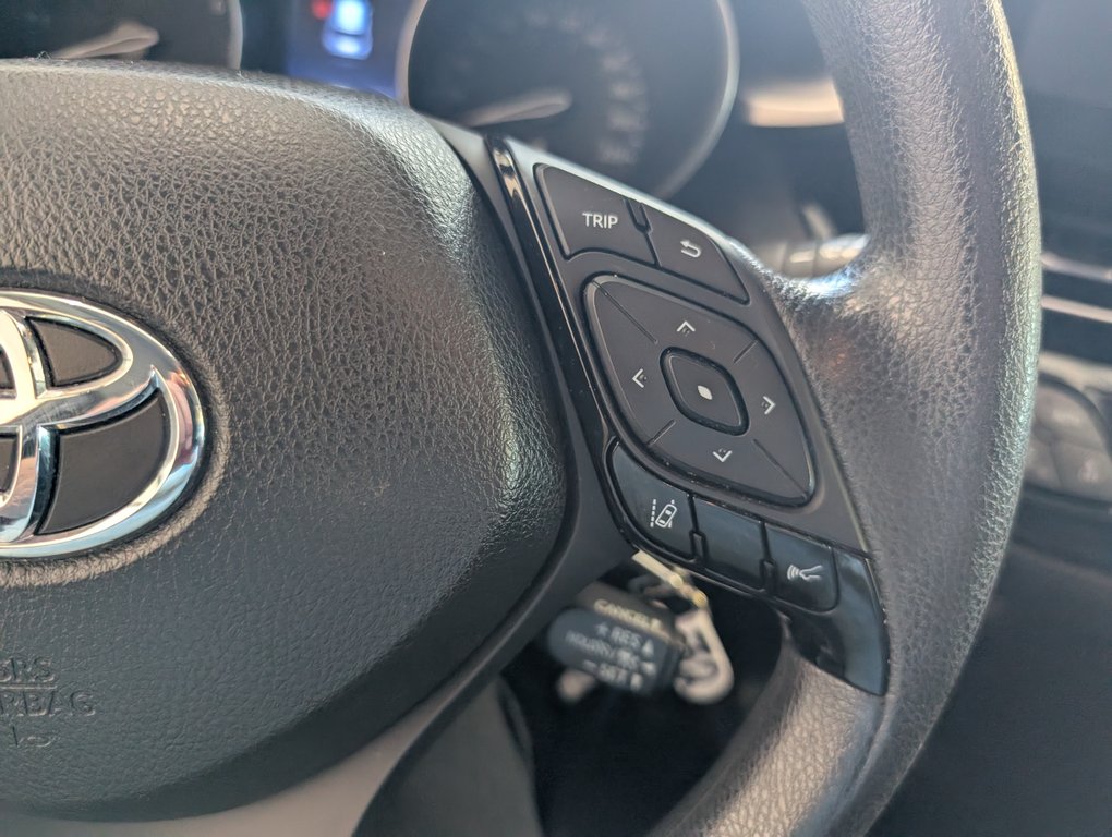 2020 Toyota C-HR LE FWD in Magog, Quebec - 16 - w1024h768px