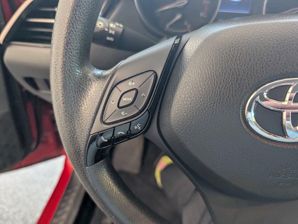 2020 Toyota C-HR LE FWD in Magog, Quebec - 15 - w1024h768px