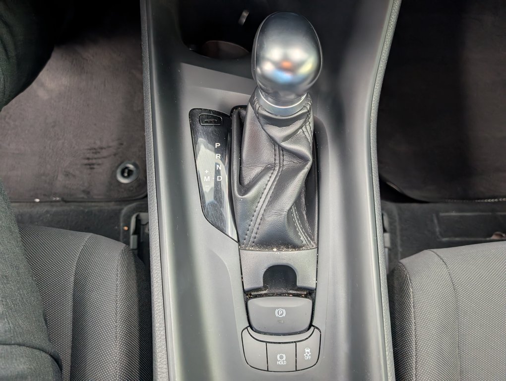 2020 Toyota C-HR LE FWD in Magog, Quebec - 13 - w1024h768px