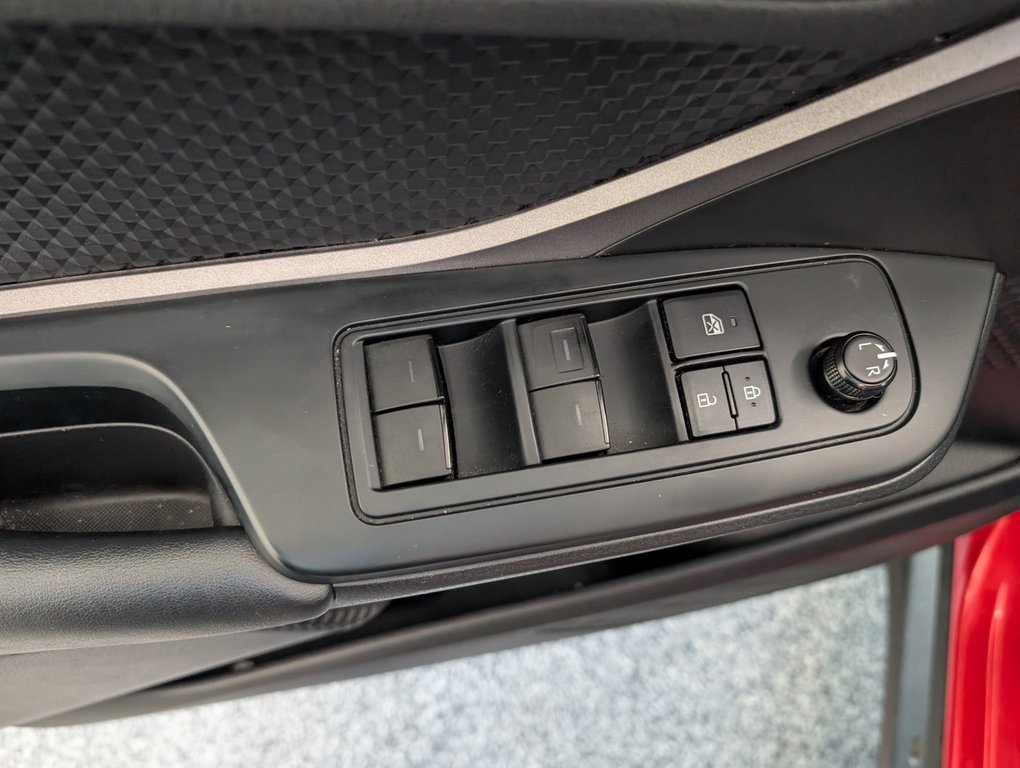 2020 Toyota C-HR LE FWD in Magog, Quebec - 11 - w1024h768px