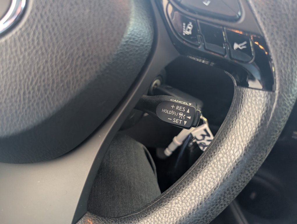 2020 Toyota C-HR LE FWD in Magog, Quebec - 17 - w1024h768px