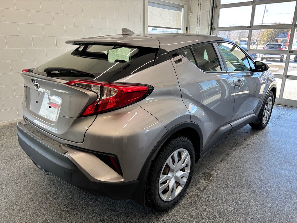 2020 Toyota C-HR LE in Magog, Quebec - 3 - w1024h768px