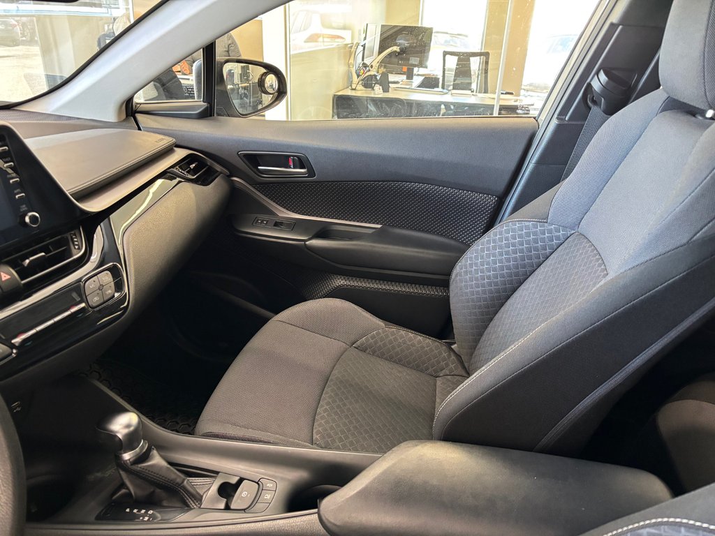 2020 Toyota C-HR LE in Magog, Quebec - 13 - w1024h768px