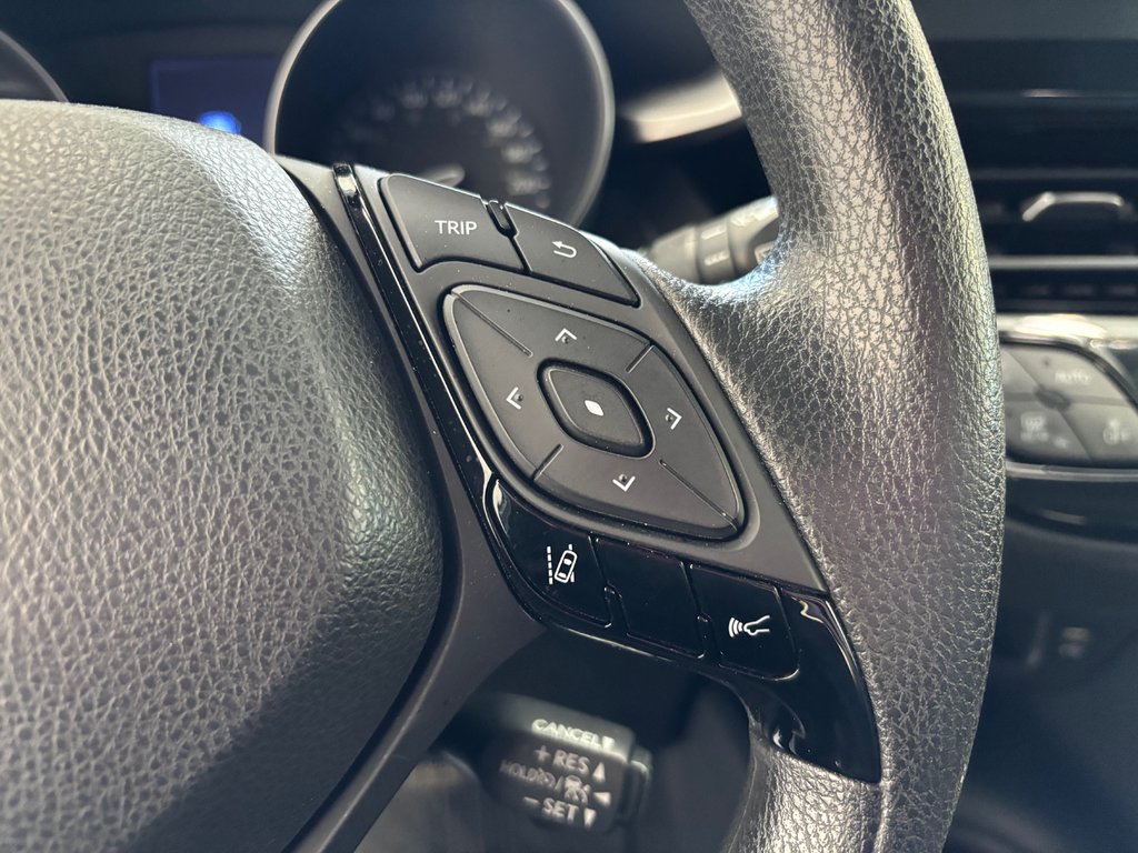 2020 Toyota C-HR LE in Magog, Quebec - 20 - w1024h768px