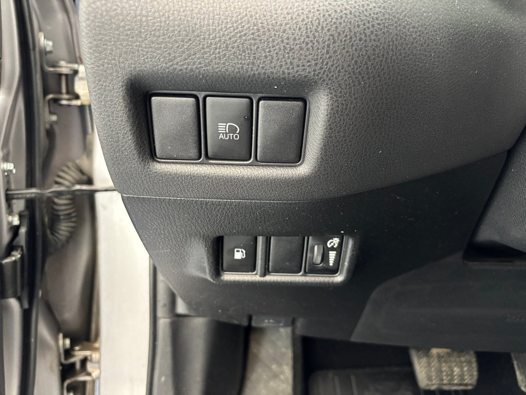 2020 Toyota C-HR LE in Magog, Quebec - 16 - w1024h768px