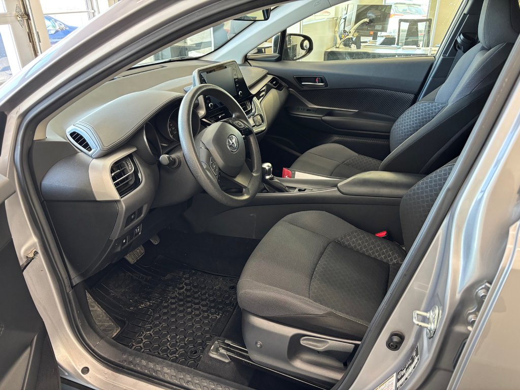 2020 Toyota C-HR LE in Magog, Quebec - 12 - w1024h768px