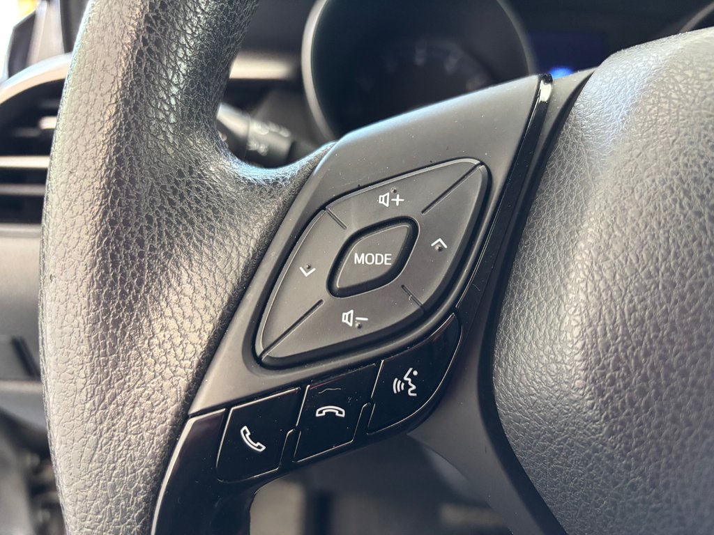 2020 Toyota C-HR LE in Magog, Quebec - 19 - w1024h768px