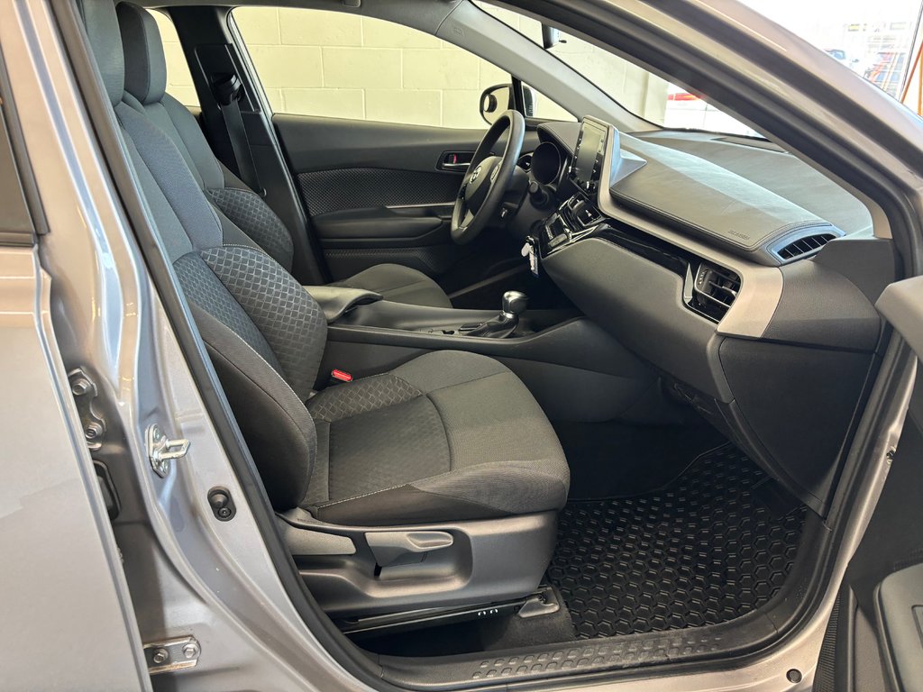 2020 Toyota C-HR LE in Magog, Quebec - 9 - w1024h768px