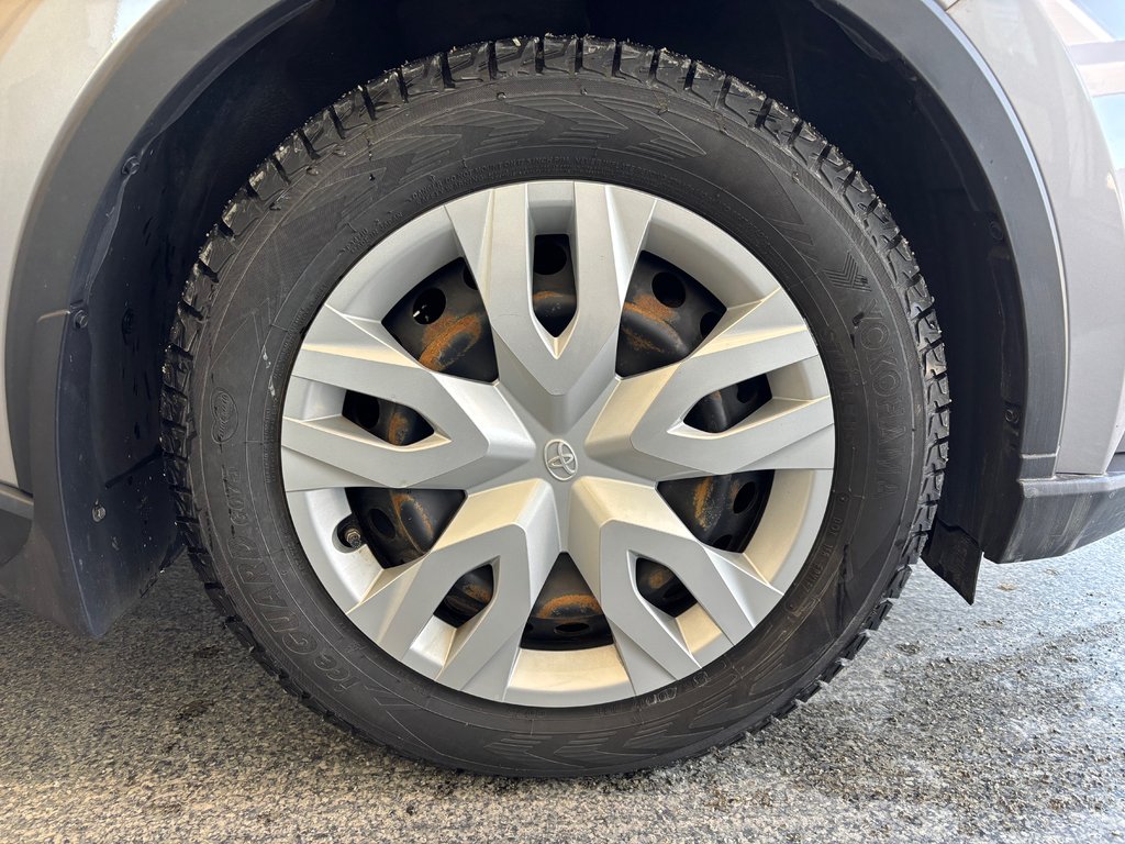 2020 Toyota C-HR LE in Magog, Quebec - 24 - w1024h768px