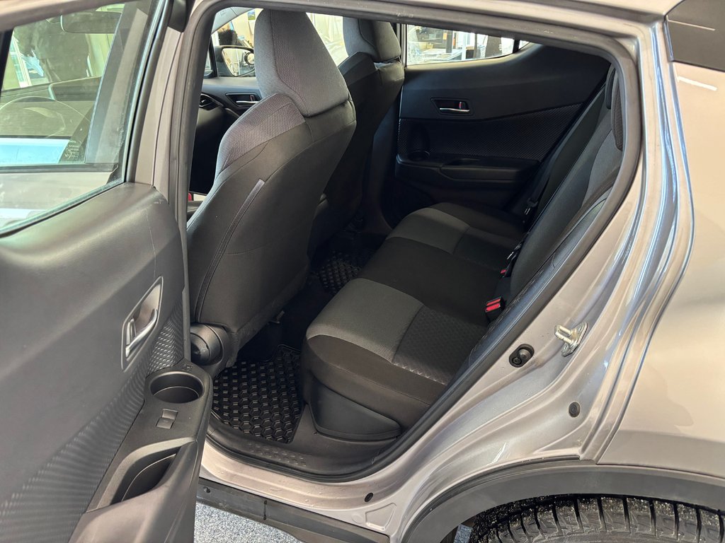 2020 Toyota C-HR LE in Magog, Quebec - 11 - w1024h768px