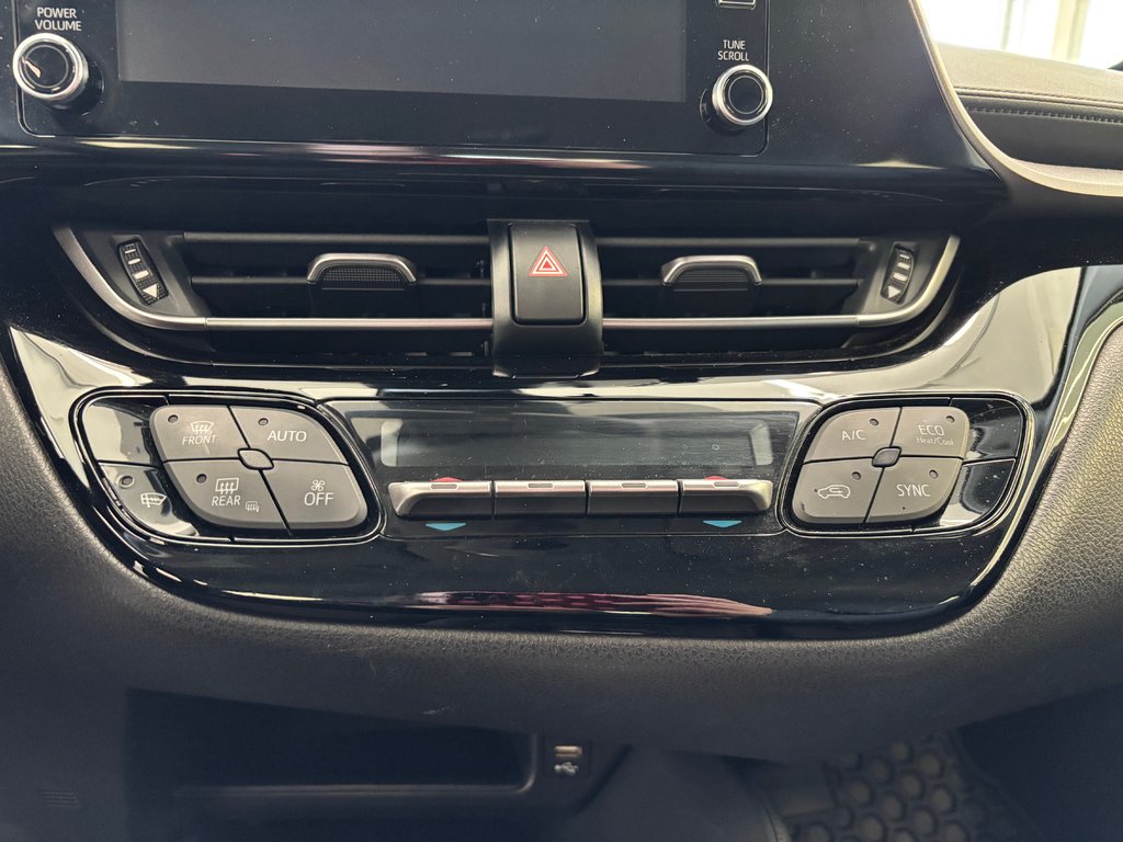 2020 Toyota C-HR LE in Magog, Quebec - 18 - w1024h768px