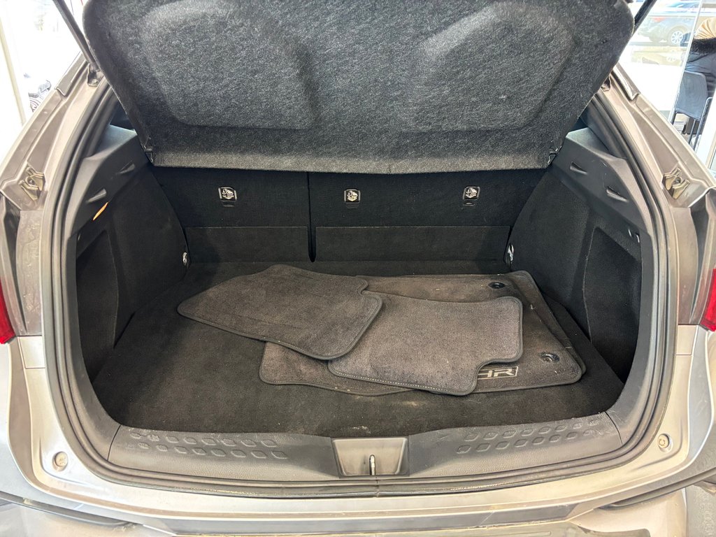 2020 Toyota C-HR LE in Magog, Quebec - 7 - w1024h768px