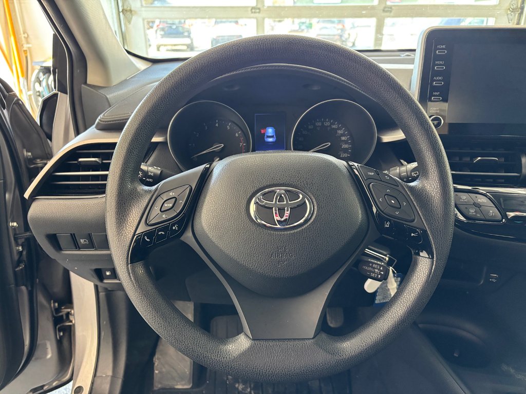 2020 Toyota C-HR LE in Magog, Quebec - 15 - w1024h768px
