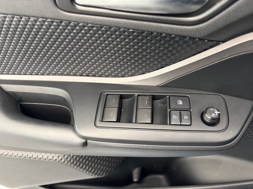 2020 Toyota C-HR LE in Magog, Quebec - 14 - w1024h768px