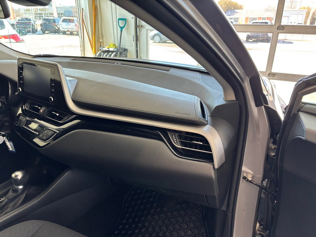 2020 Toyota C-HR LE in Magog, Quebec - 10 - w1024h768px