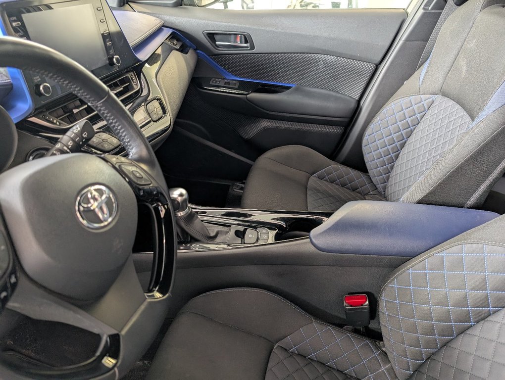 2021 Toyota C-HR XLE PREMIUM in Magog, Quebec - 12 - w1024h768px