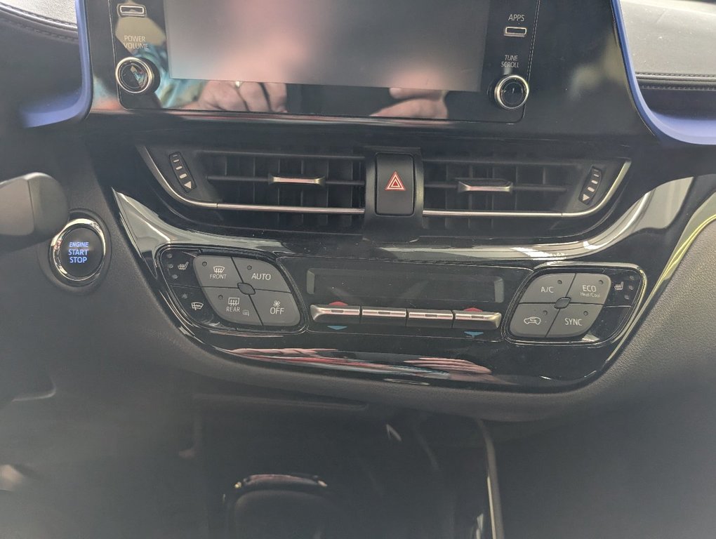 2021 Toyota C-HR XLE PREMIUM in Magog, Quebec - 17 - w1024h768px