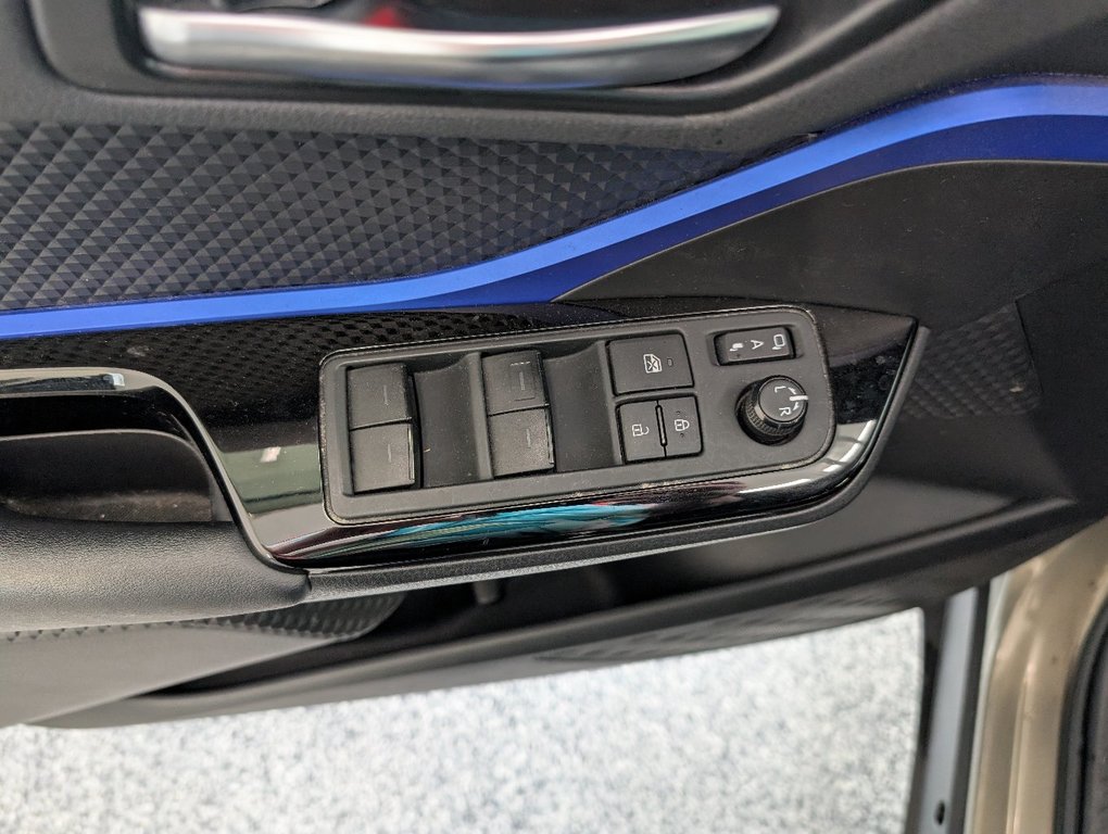 2021 Toyota C-HR XLE PREMIUM in Magog, Quebec - 14 - w1024h768px