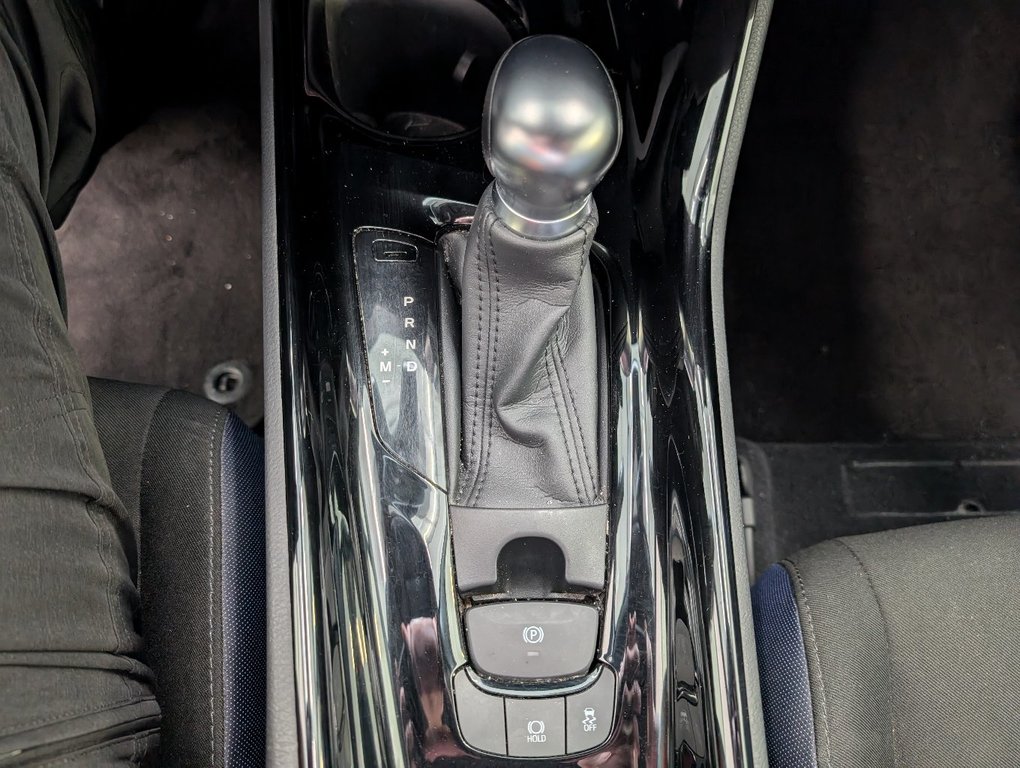 2021 Toyota C-HR XLE PREMIUM in Magog, Quebec - 16 - w1024h768px