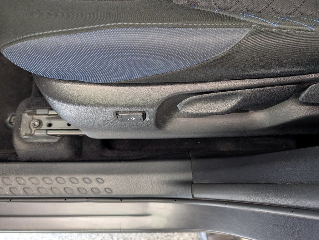 2021 Toyota C-HR XLE PREMIUM, A/C, in Magog, Quebec - 14 - w1024h768px