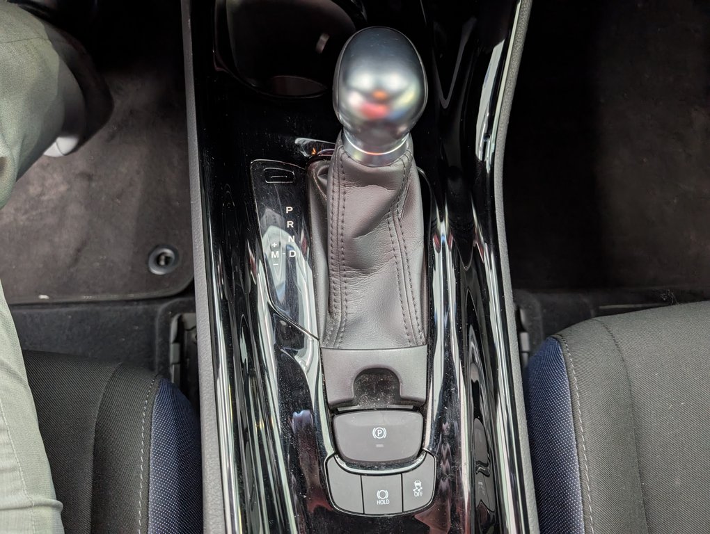 2021 Toyota C-HR XLE PREMIUM in Magog, Quebec - 16 - w1024h768px
