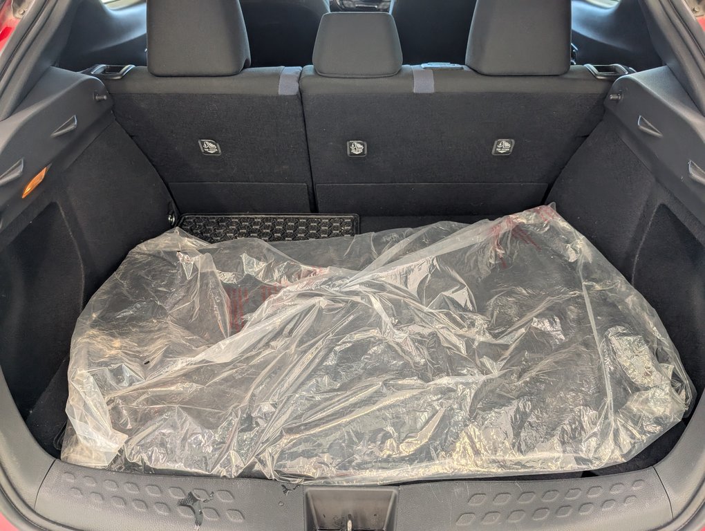 2021 Toyota C-HR XLE PREMIUM in Magog, Quebec - 7 - w1024h768px
