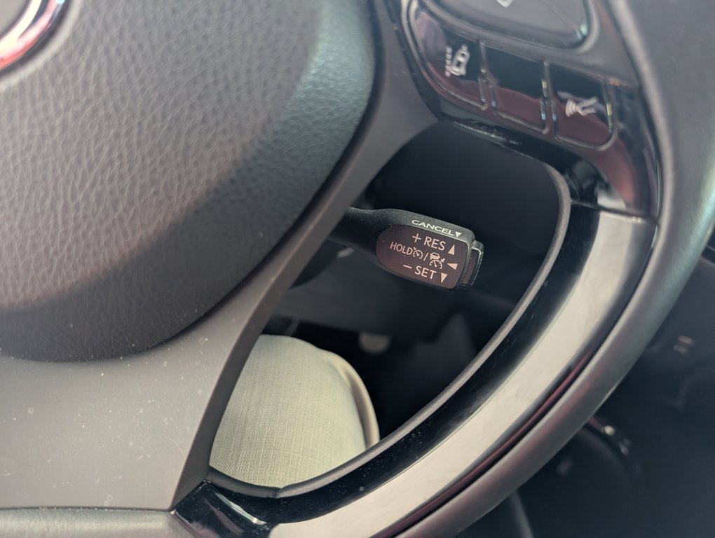 2021 Toyota C-HR XLE PREMIUM in Magog, Quebec - 20 - w1024h768px