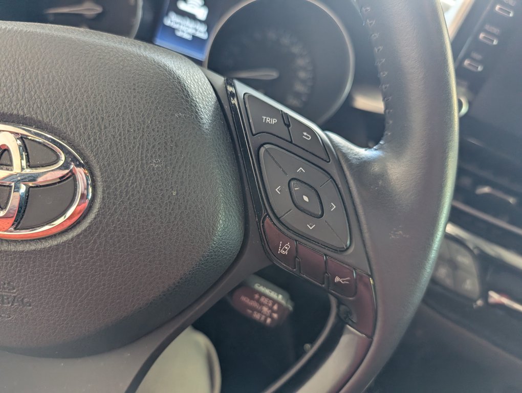 2021 Toyota C-HR XLE PREMIUM in Magog, Quebec - 19 - w1024h768px