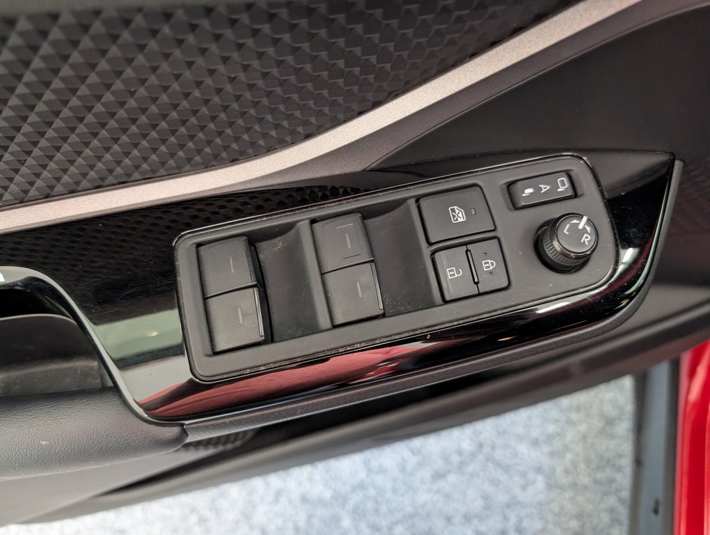 2021 Toyota C-HR XLE PREMIUM in Magog, Quebec - 14 - w1024h768px