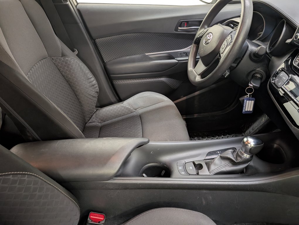 Toyota C-HR LE 2021 à Magog, Québec - 6 - w1024h768px