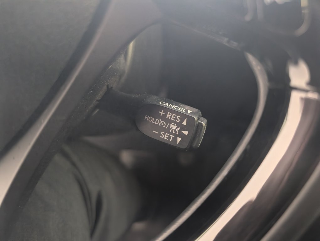 2022 Toyota C-HR XLE PREMIUM, in Magog, Quebec - 19 - w1024h768px