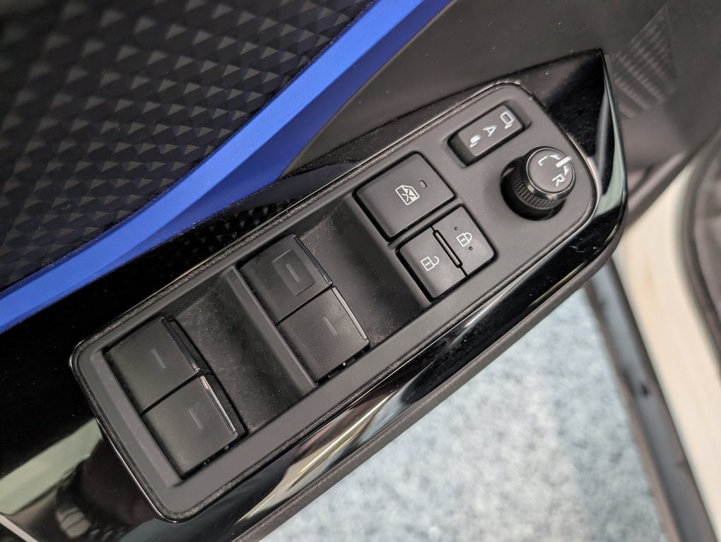 2022 Toyota C-HR XLE PREMIUM, in Magog, Quebec - 13 - w1024h768px