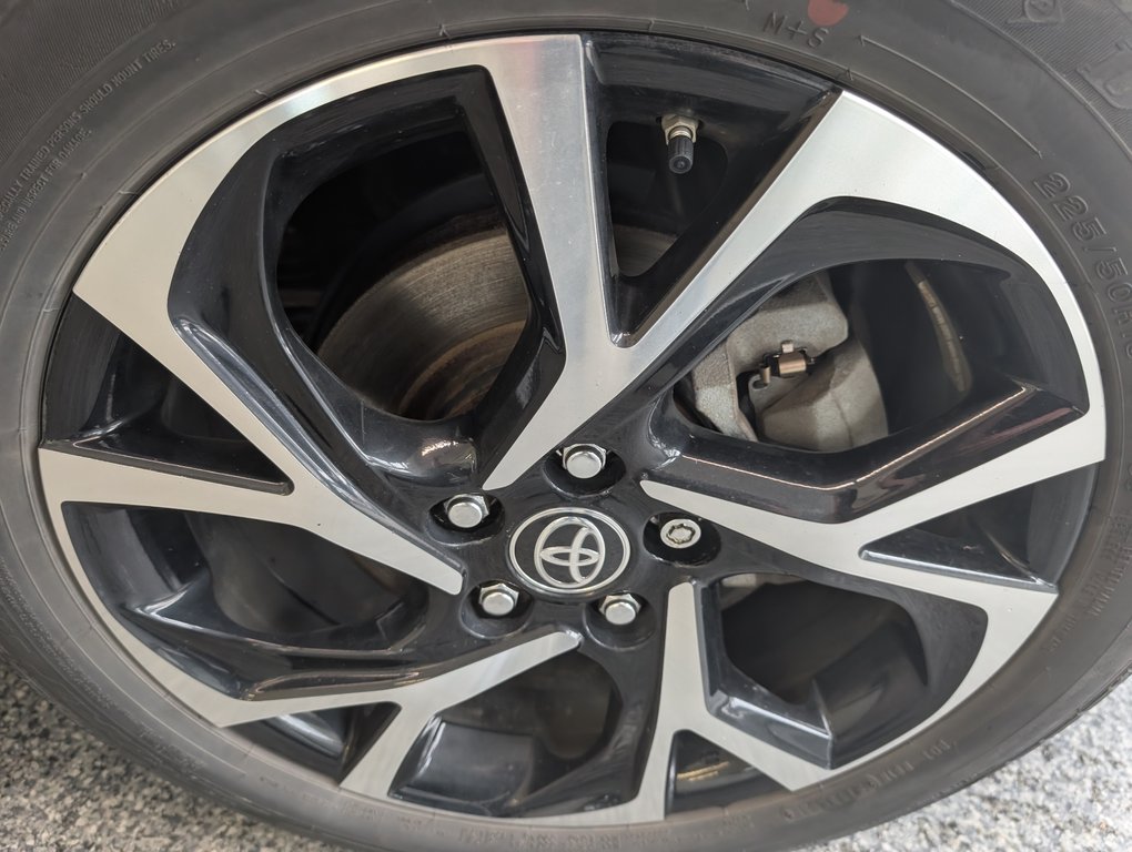 2022 Toyota C-HR XLE PREMIUM, in Magog, Quebec - 23 - w1024h768px