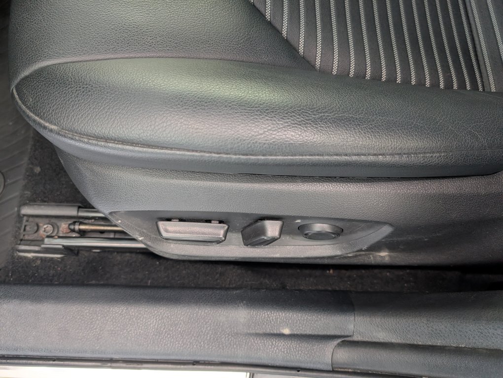 Toyota Camry Hybrid SE 2020 à Magog, Québec - 12 - w1024h768px