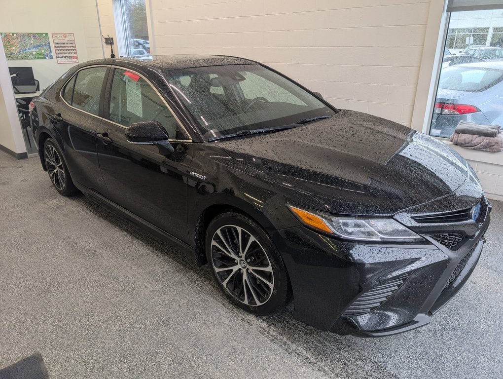2020 Toyota Camry Hybrid SE in Magog, Quebec - 1 - w1024h768px