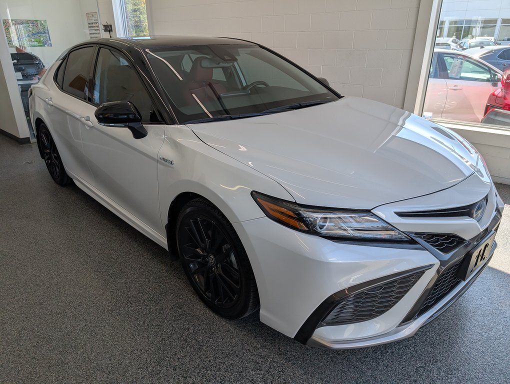 2021 Toyota Camry Hybrid XSE, CUIR ROUGE, in Magog, Quebec - 1 - w1024h768px