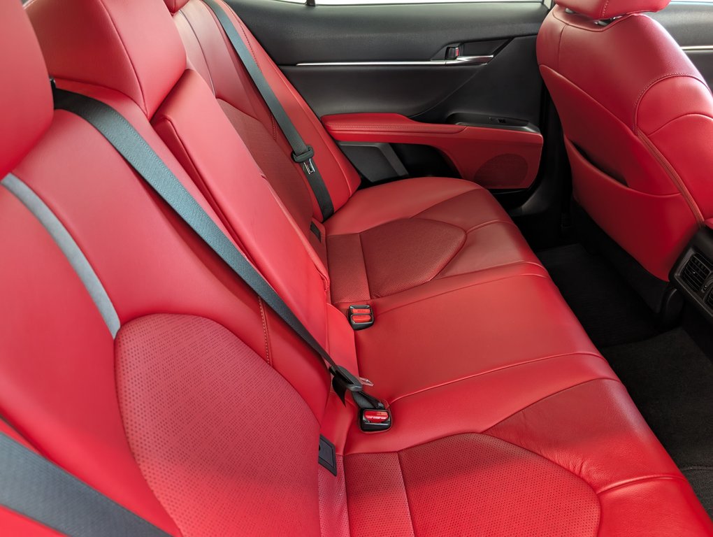 2021 Toyota Camry Hybrid XSE, CUIR ROUGE, in Magog, Quebec - 8 - w1024h768px