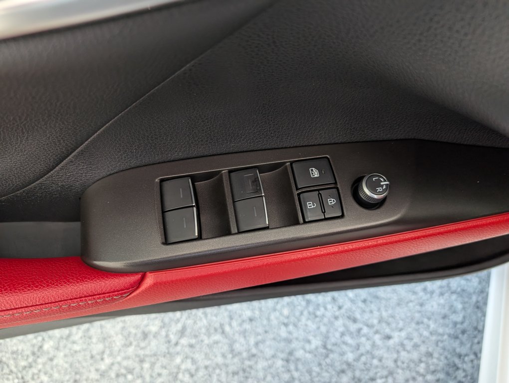 2021 Toyota Camry Hybrid XSE, CUIR ROUGE, in Magog, Quebec - 16 - w1024h768px