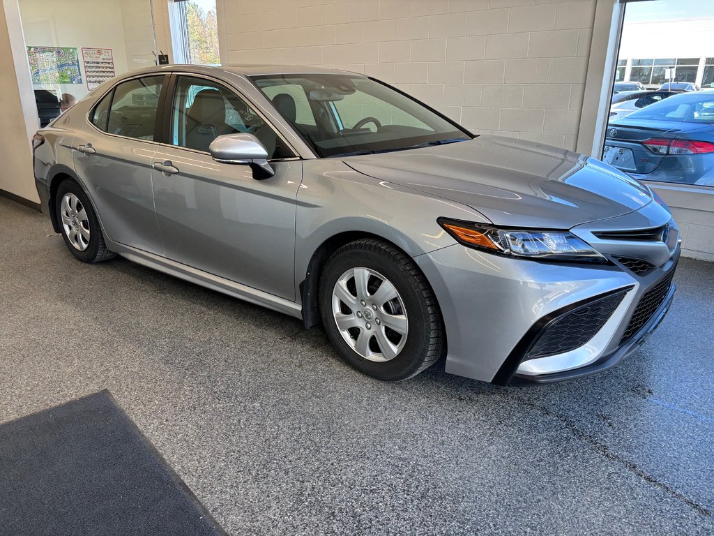 2022 Toyota Camry Hybrid SE in Magog, Quebec - 1 - w1024h768px