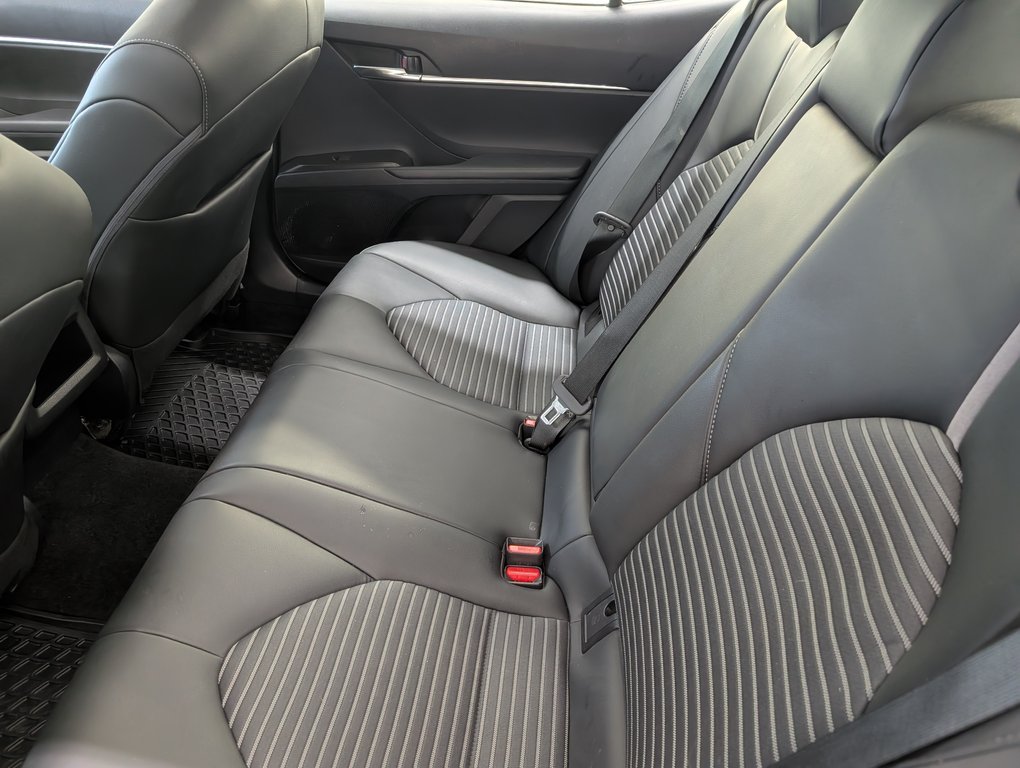 Toyota Camry Hybrid SE 2023 à Magog, Québec - 10 - w1024h768px