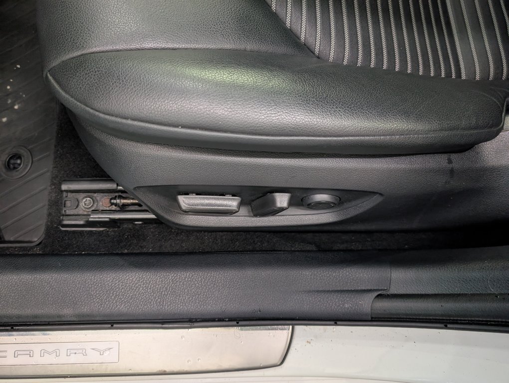 Toyota Camry Hybrid SE 2023 à Magog, Québec - 13 - w1024h768px