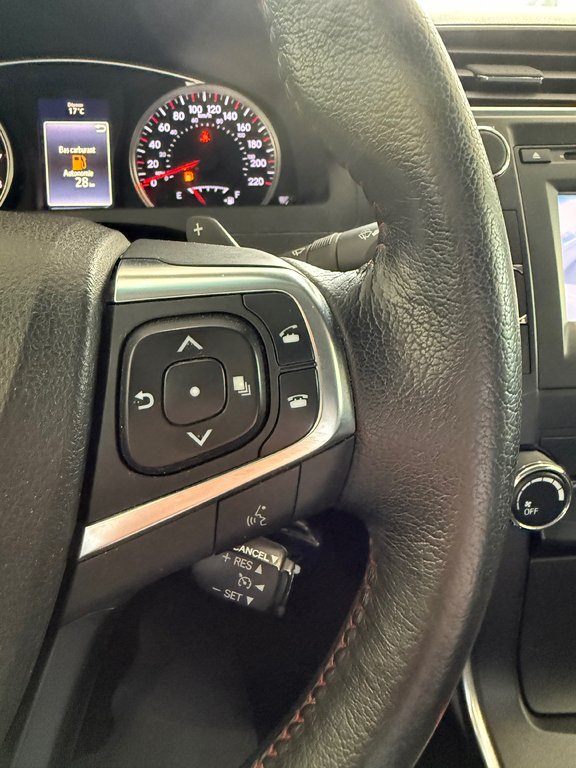 2015 Toyota Camry SE in Magog, Quebec - 15 - w1024h768px