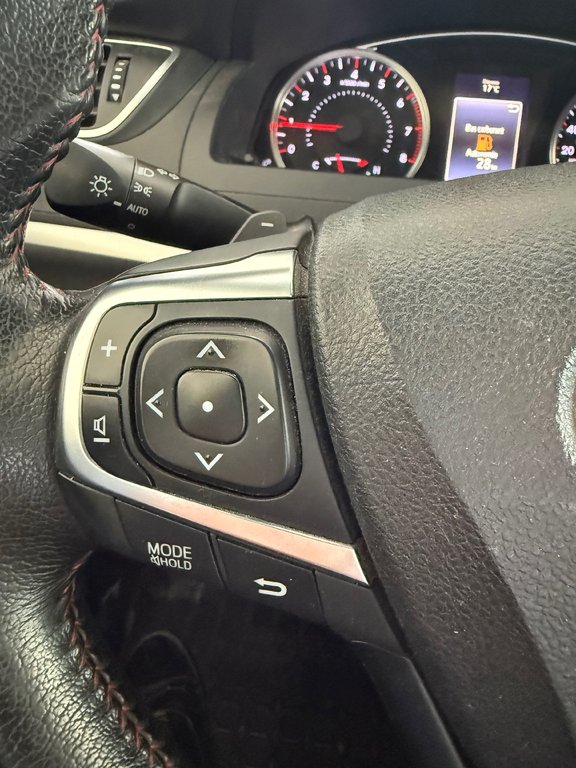 2015 Toyota Camry SE in Magog, Quebec - 14 - w1024h768px